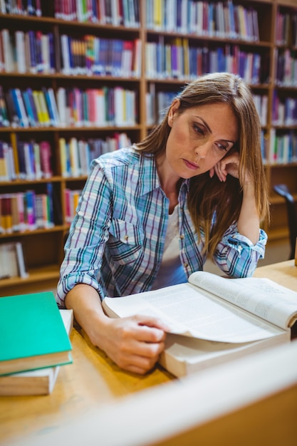 Maturo studente in biblioteca