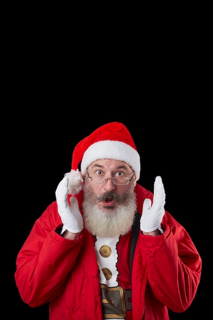 Maturo uomo barbuto con gli occhiali sul viso che indossa il cappello della Santa