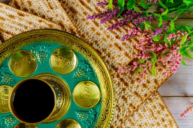 Matzah ebraica, kiddush e seder con testo in uovo ebraico, osso, erbe, karpa, chazeret e charoset. Concetto di Pasqua.