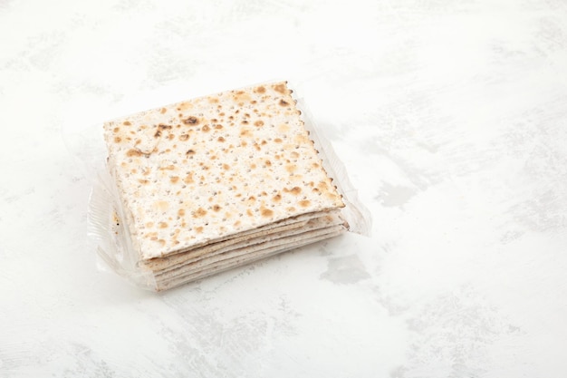 Matzah o Matzo cibo kosher per la Pasqua a base di focaccia di farina e acqua della cucina ebraica