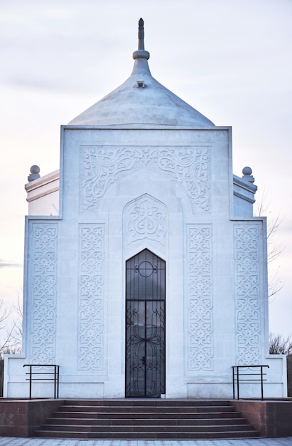 Mausoleo di Ibray Altynsarin a Kostanay, Kazakistan, nell'autunno 2019.