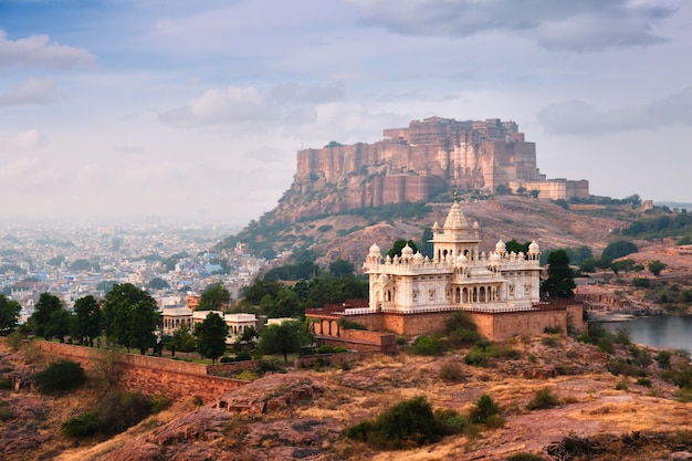 Mausoleo di Jaswanth Thada e forte di Mehrangarh, Jodhpur, Rajasthan, India