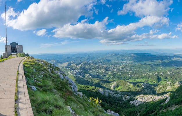 Mausoleo di Negosh sulla cima dell'alta e pittoresca montagna Lovcen.