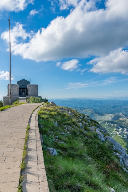 Mausoleo di Negosh sulla cima dell'alta e pittoresca montagna Lovcen