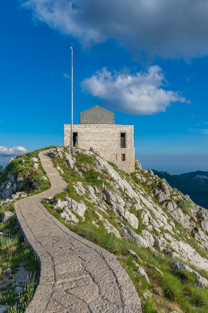 Mausoleo di Negosh sulla cima dell'alta e pittoresca montagna Lovcen