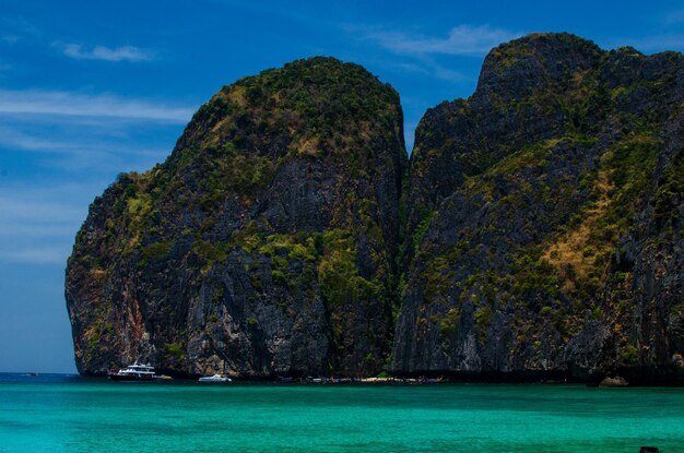 Maya Bay Bella spiaggia nell'isola di Phi Phi Thailandia marzo 2024