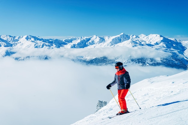 Mayrhofen, Austria - 4 febbraio 2019: Uomo sciatore in montagna nella località sciistica Zillertal Arena Zillertal in Tirolo. Mayrhofen in Austria in inverno nelle Alpi. Persona ai monti alpini con neve. Cielo blu