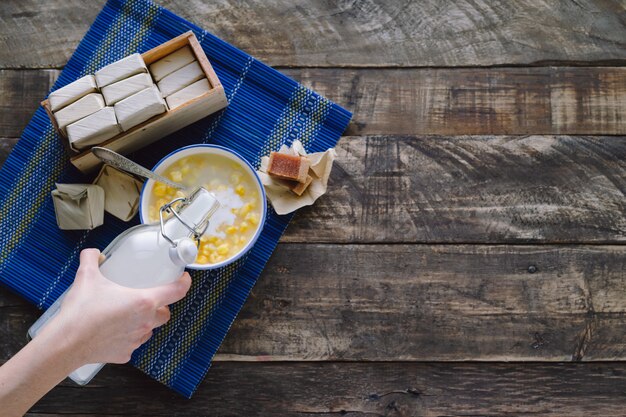 Mazamorra con il panino guava e la bottiglia per il latte su una base di legno rustica concetto di cibo latino. Copia spazio.