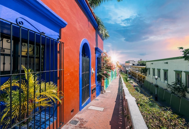 Mazatlan Messico Colorate strade coloniali nel centro storico vicino a Malecon e alle attrazioni turistiche