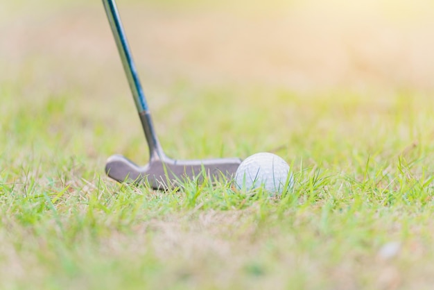 Mazza da golf in primo piano e una pallina da golf bianca nell'erba pronta per il conducente nel torneo, sport all'aria aperta