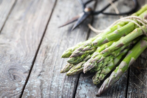 Mazzetto di asparagi freschi su tavola di legno