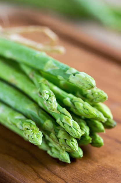 Mazzetto di asparagi su tagliere di legno