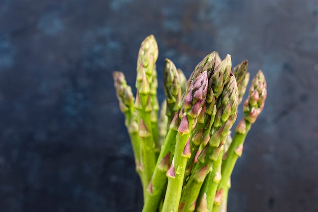 Mazzetto di asparagi verdi freschi