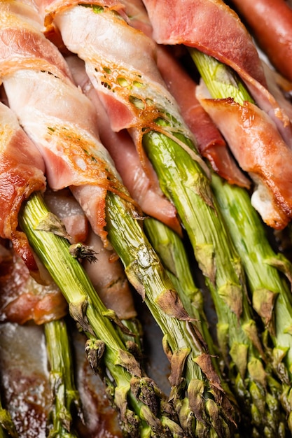 Mazzetto di deliziosi asparagi avvolti in pancetta grigliata