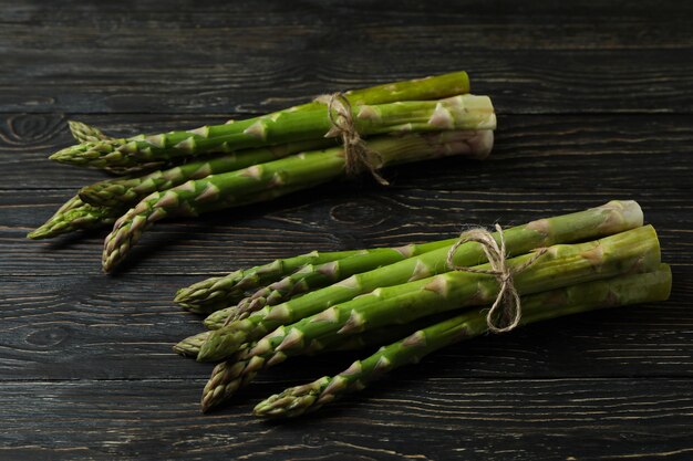 Mazzi di asparagi verdi su legno