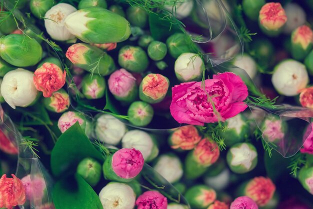 Mazzi di fiori colorati in una vista dall'alto del pacchetto trasparente