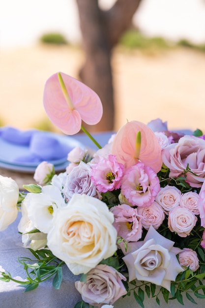 Mazzi di fiori freschi decorazione della tavola festiva. Festeggiamo una festa all'aperto. Dettagli di arredamento