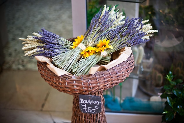 Mazzi di lavanda che vendono in un mercato francese all'aperto