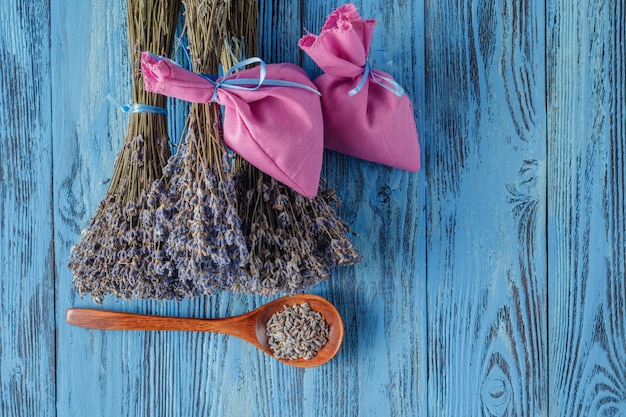 Mazzi di lavanda mentre si asciugano su assi di legno