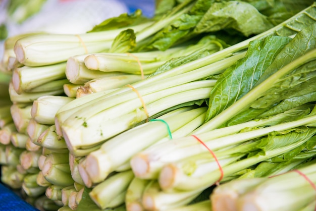 Mazzi di verdure a foglia verde fresche al mercato di strada asiatico. Può essere usato come sfondo di cibo