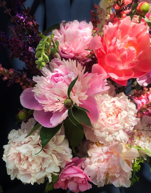 Mazzi romantici di fiori primaverili con peonie salvia digitale geyhera