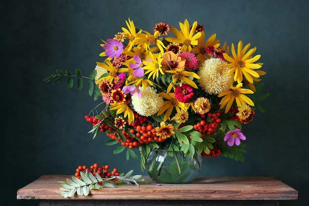 Mazzo autunnale con fiori e rami del giardino