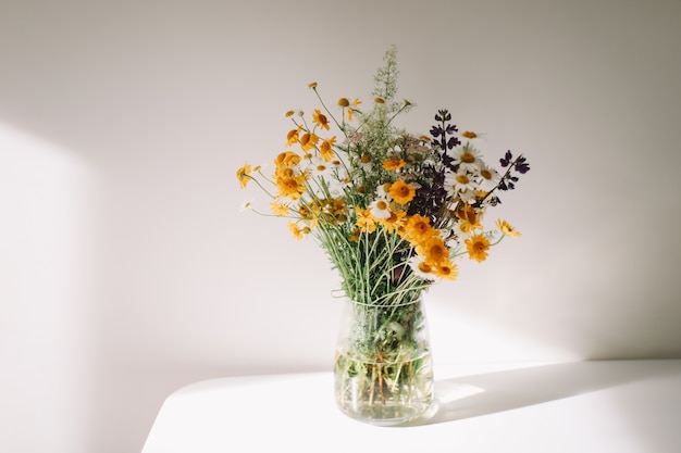 Mazzo colorato di mezza estate di fiori di campo in un vaso sul tavolo