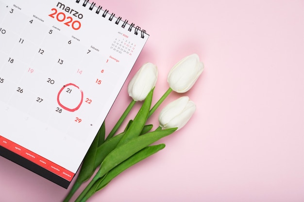 Mazzo dei tulipani accanto al calendario