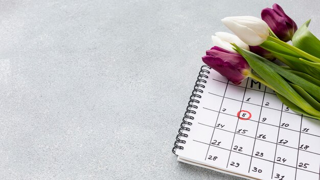 Mazzo dei tulipani sul calendario con lo spazio della copia