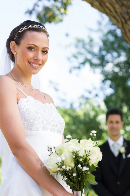 Mazzo del fiore della tenuta della sposa in giardino