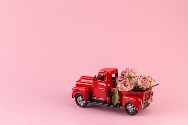 Mazzo delle rose secche nella parte posteriore di un camion del giocattolo.