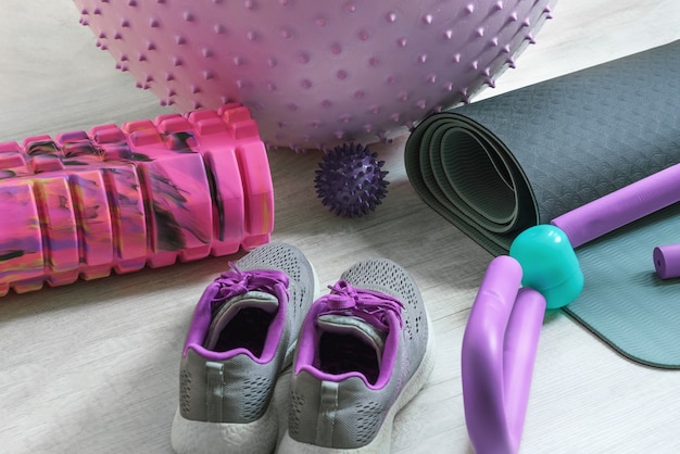 Mazzo di accessori colorati per il fitness per l'allenamento fisico a casa