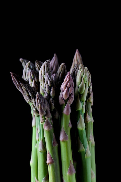 Mazzo di asparagi coltivati nel buio