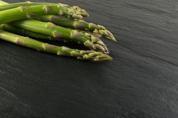 Mazzo di asparagi crudi da giardino