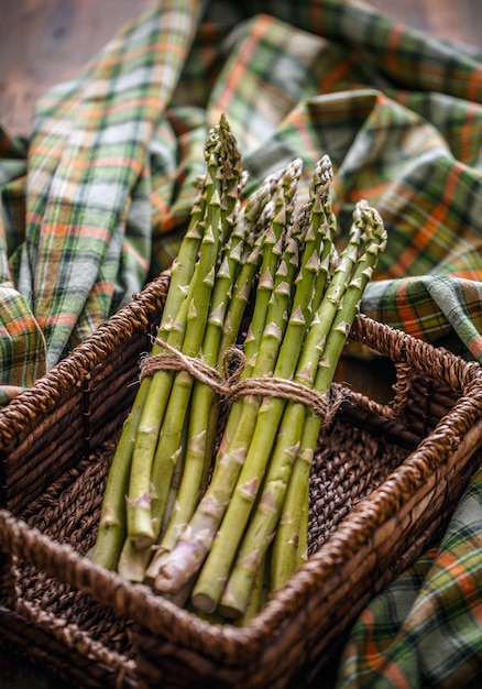 Mazzo di asparagi crudi freschi