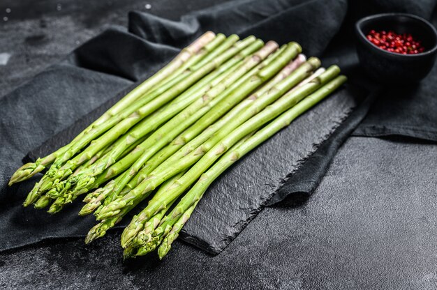 Mazzo di asparagi freschi sul tavolo battuto.