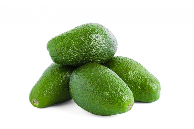 Mazzo di avocado freschi isolati su bianco