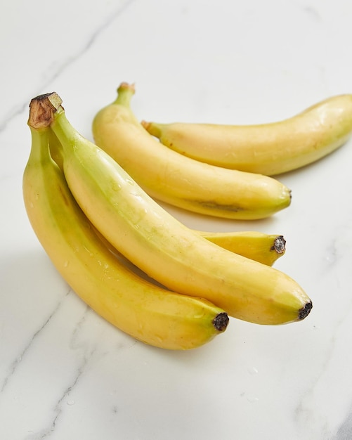 Mazzo di banane biologiche crude pronte da mangiare