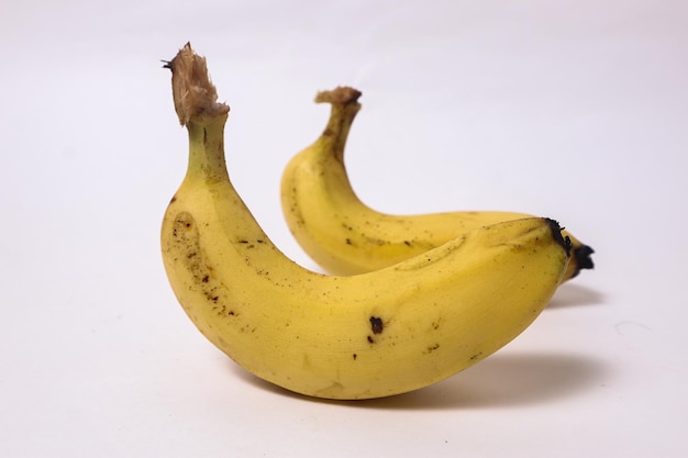 Mazzo di banane isolato su sfondo bianco