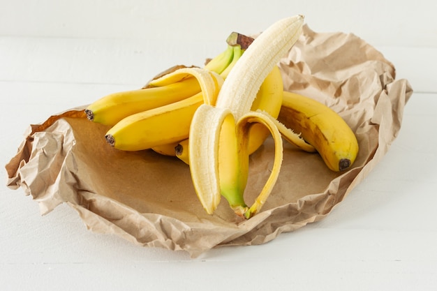 Mazzo di banane mature in sacchetto di carta. Mangiare sano concetto.