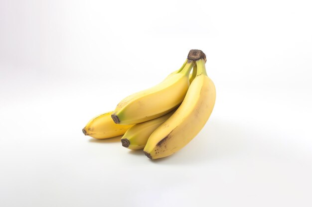 Mazzo di banane mature isolato su sfondo bianco