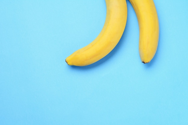 Mazzo di banane su sfondo blu