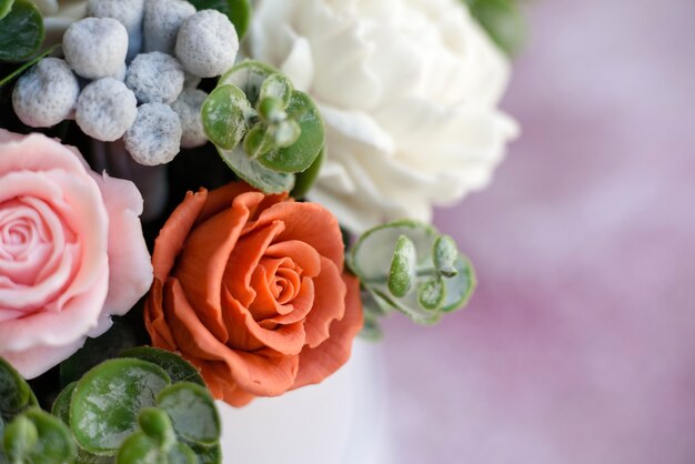 Mazzo di bei fiori rosa luminosi in una scatola di cartone cilindrica del regalo