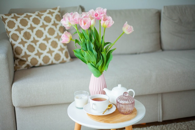 Mazzo di bei tulipani in un vaso in un interno domestico. Primavera.