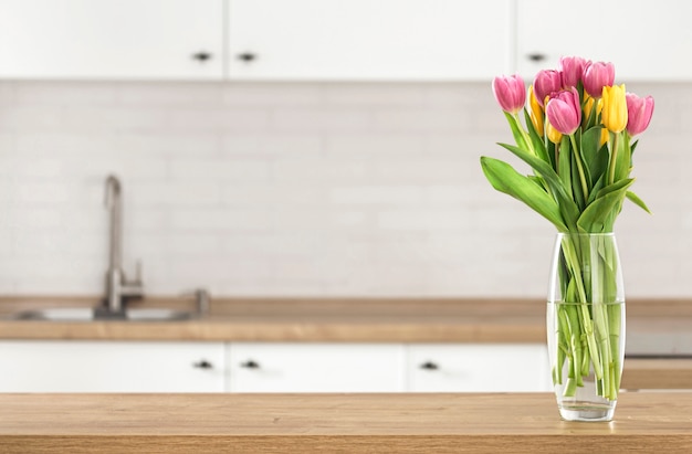 Mazzo di bei tulipani sul piano del tavolo da cucina sulla cucina della sfuocatura