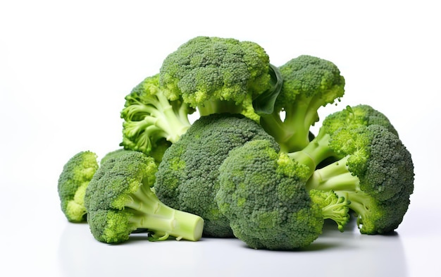 Mazzo di broccoli isolati su sfondo bianco