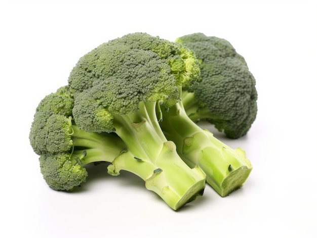 Mazzo di broccoli isolato su uno sfondo bianco