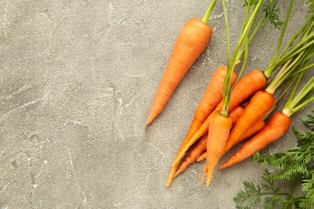 Mazzo di carotine su sfondo grigio cemento Spazio per il testo Vista dall'alto