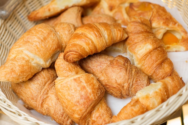 Mazzo di croissant freschi