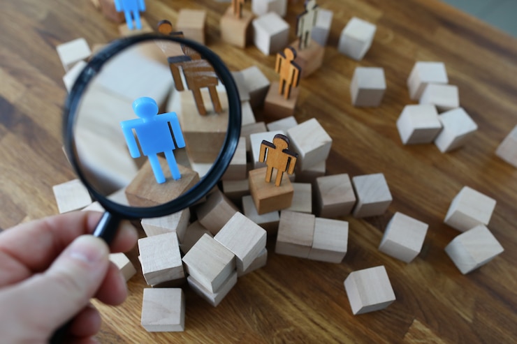 Foto mazzo di cubi e persone in miniatura